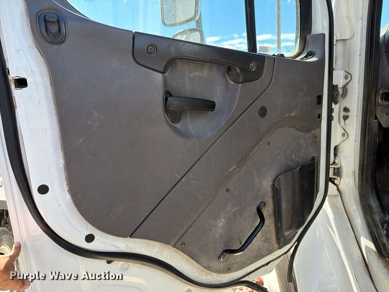 image for item YA5132 2019 Freightliner Business Class M2 rollback truck