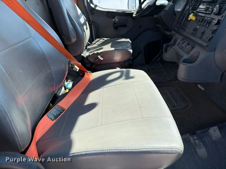 image for item YA5132 2019 Freightliner Business Class M2 rollback truck