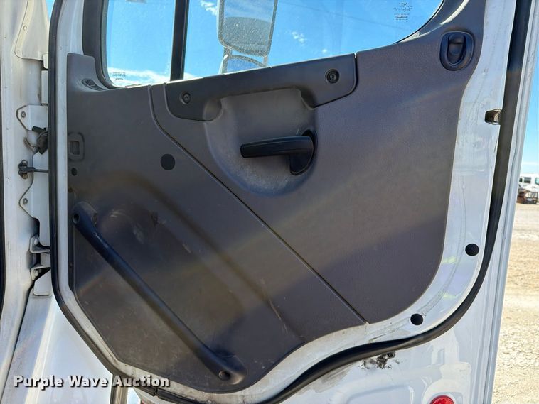 image for item YA5132 2019 Freightliner Business Class M2 rollback truck