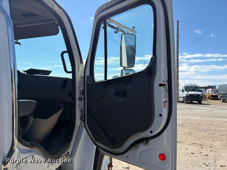 image for item YA5132 2019 Freightliner Business Class M2 rollback truck