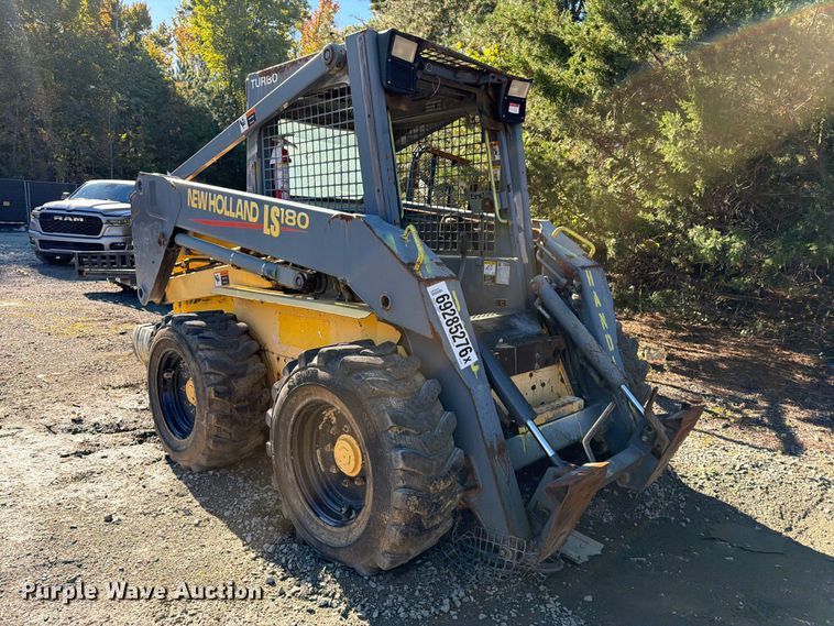image for item YA5139 2000 New Holland LS180 skid steer loader