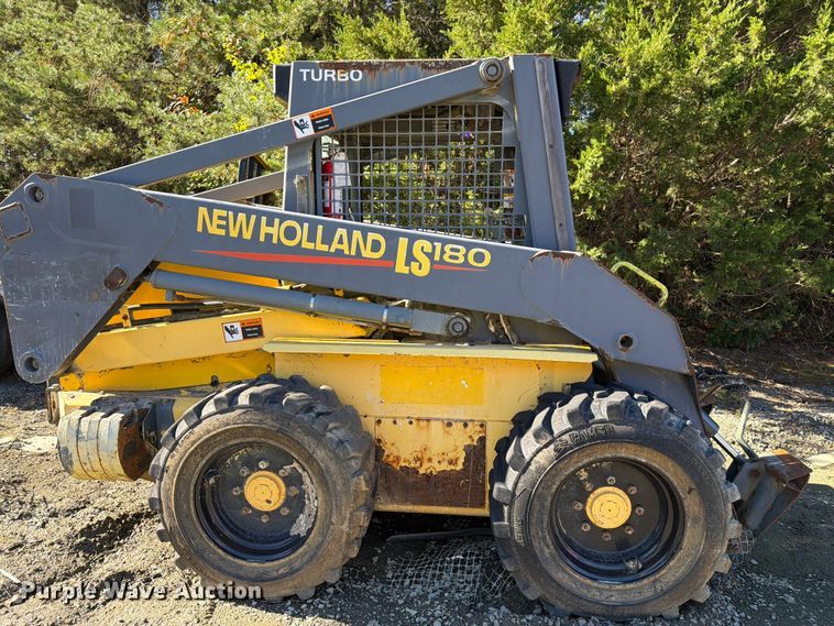 image for item YA5139 2000 New Holland LS180 skid steer loader