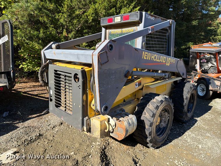 image for item YA5139 2000 New Holland LS180 skid steer loader