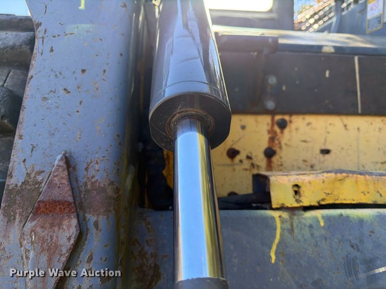 image for item YA5139 2000 New Holland LS180 skid steer loader