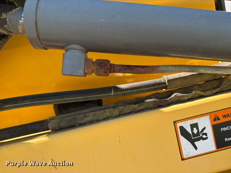 image for item YA5139 2000 New Holland LS180 skid steer loader