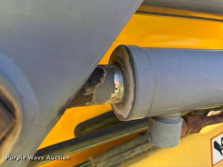 image for item YA5139 2000 New Holland LS180 skid steer loader