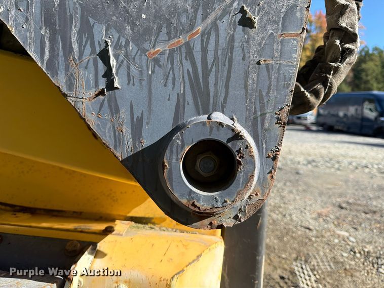 image for item YA5139 2000 New Holland LS180 skid steer loader