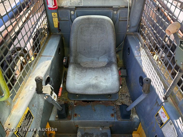 image for item YA5139 2000 New Holland LS180 skid steer loader
