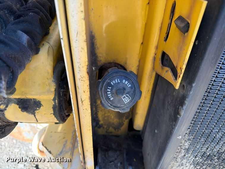 image for item YA5139 2000 New Holland LS180 skid steer loader
