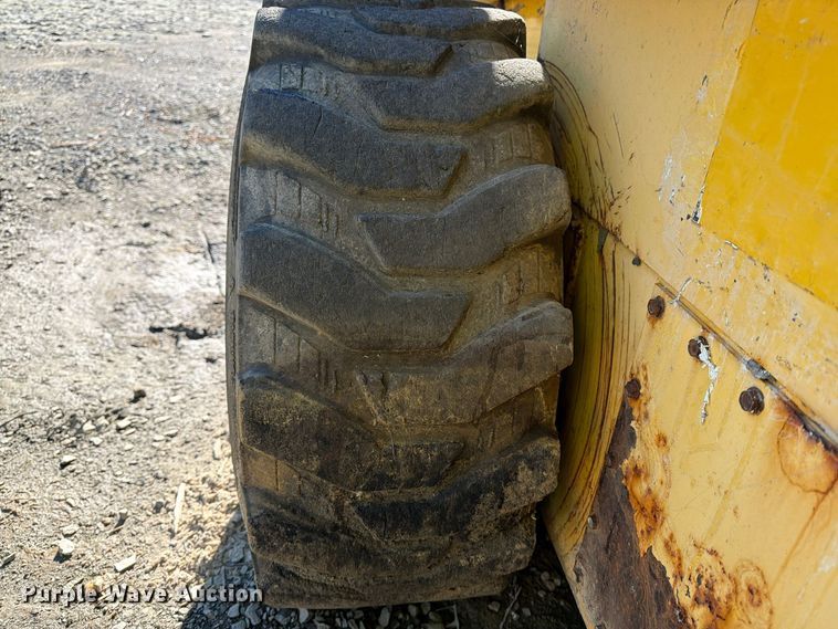 image for item YA5139 2000 New Holland LS180 skid steer loader