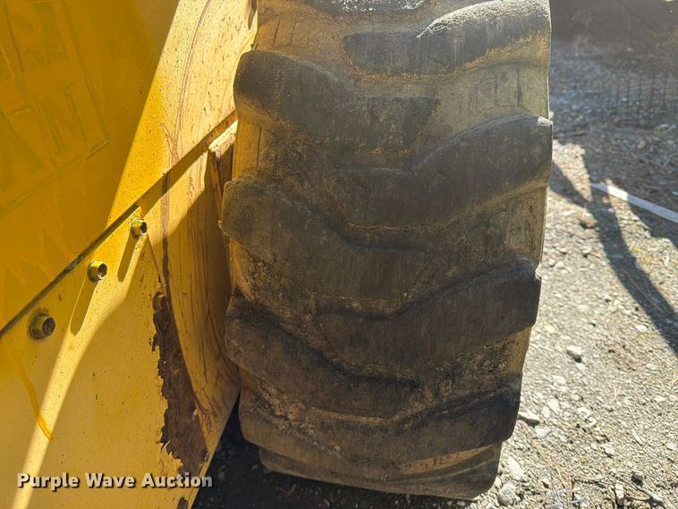 image for item YA5139 2000 New Holland LS180 skid steer loader