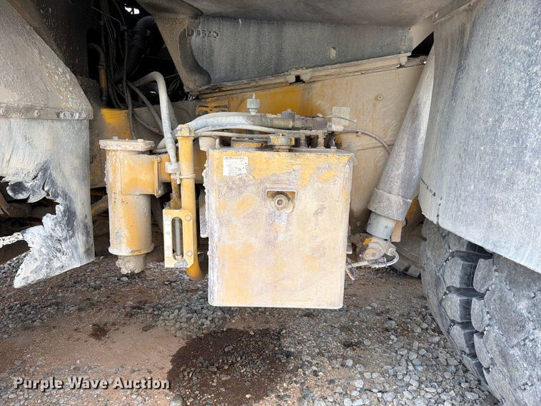image for item YA5373 2004 Komatsu HD325-6 water truck