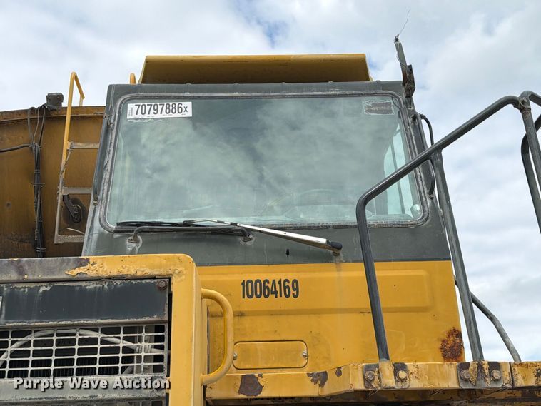image for item YA5373 2004 Komatsu HD325-6 water truck
