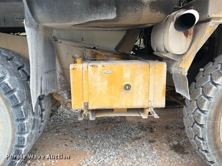 image for item YA5373 2004 Komatsu HD325-6 water truck