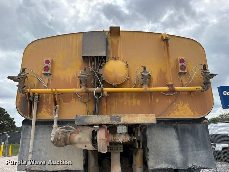 image for item YA5373 2004 Komatsu HD325-6 water truck