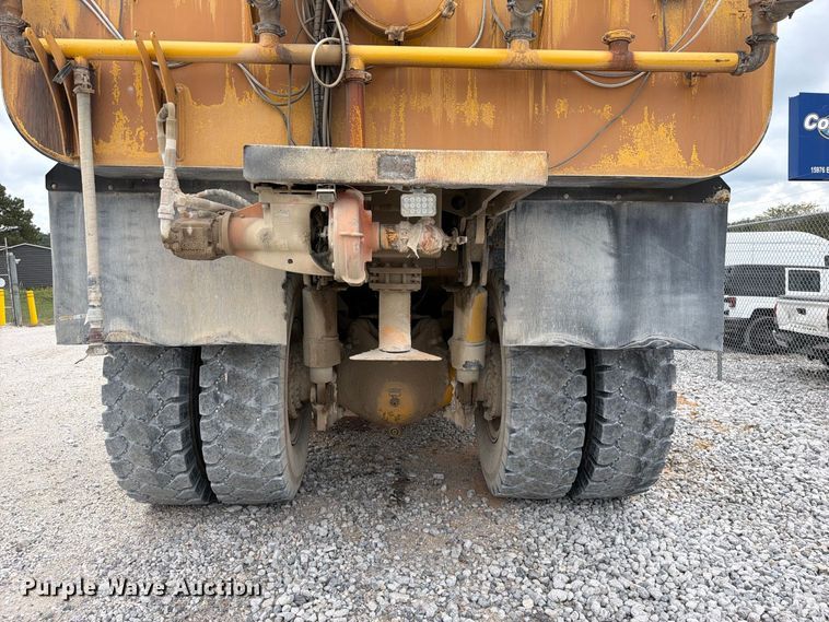 image for item YA5373 2004 Komatsu HD325-6 water truck