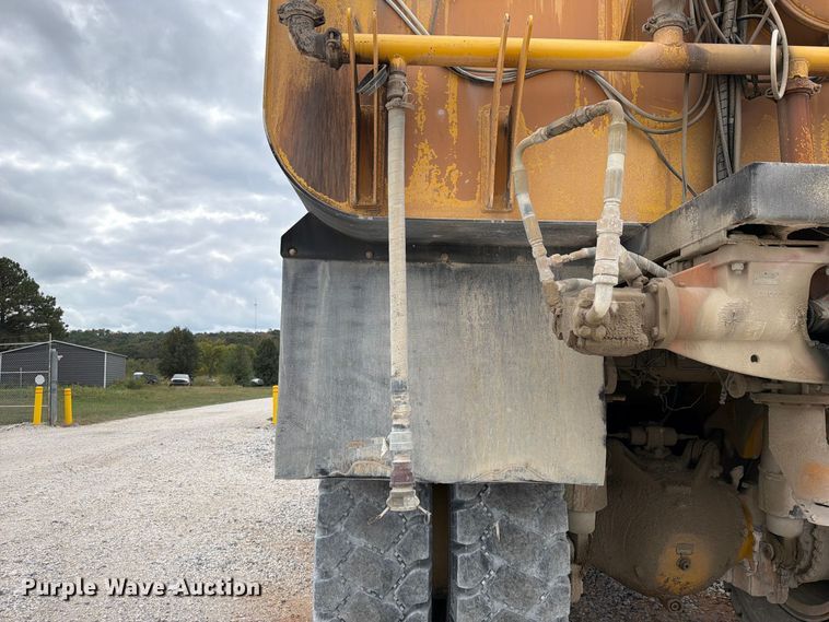 image for item YA5373 2004 Komatsu HD325-6 water truck