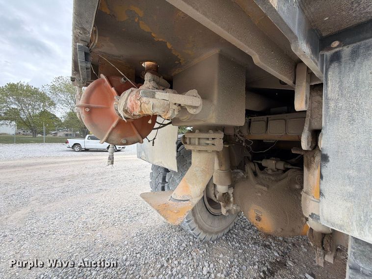 image for item YA5373 2004 Komatsu HD325-6 water truck