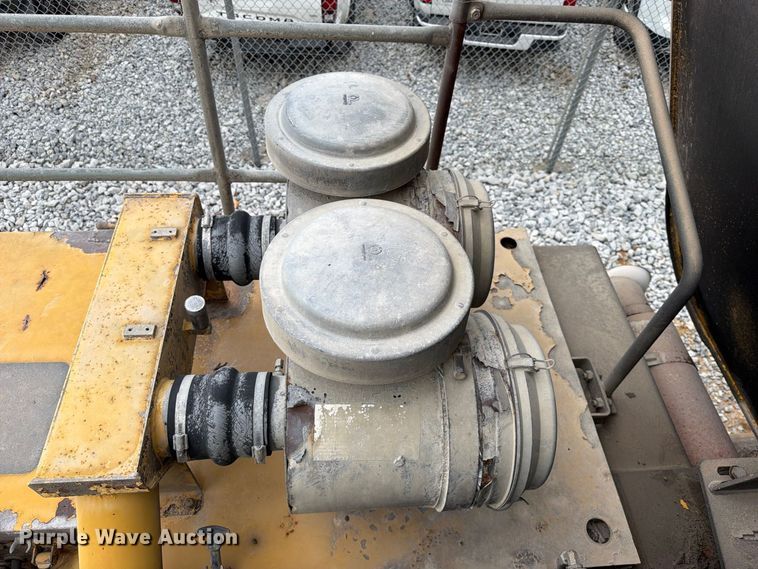 image for item YA5373 2004 Komatsu HD325-6 water truck