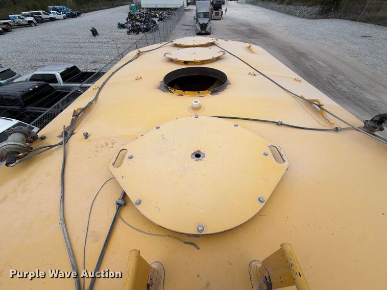 image for item YA5373 2004 Komatsu HD325-6 water truck