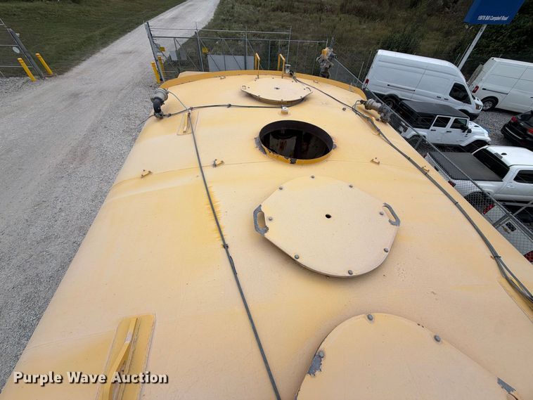 image for item YA5373 2004 Komatsu HD325-6 water truck