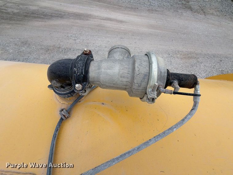 image for item YA5373 2004 Komatsu HD325-6 water truck