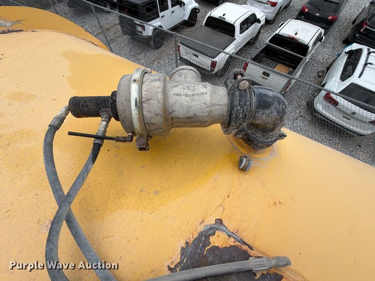 image for item YA5373 2004 Komatsu HD325-6 water truck