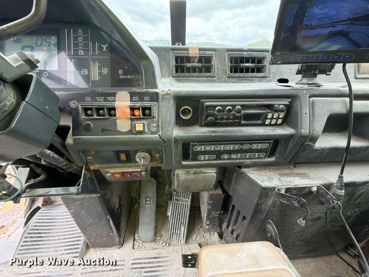 image for item YA5373 2004 Komatsu HD325-6 water truck