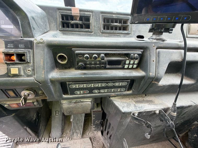 image for item YA5373 2004 Komatsu HD325-6 water truck