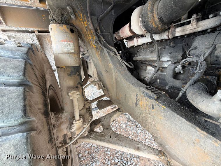 image for item YA5373 2004 Komatsu HD325-6 water truck