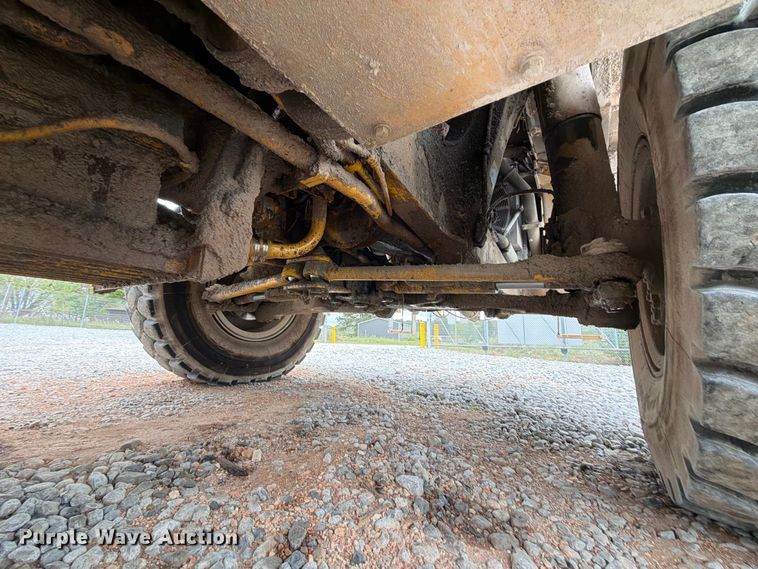 image for item YA5373 2004 Komatsu HD325-6 water truck