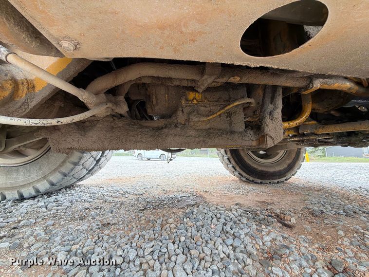 image for item YA5373 2004 Komatsu HD325-6 water truck