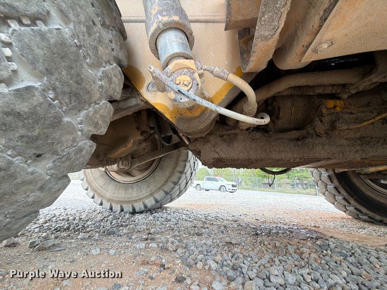 image for item YA5373 2004 Komatsu HD325-6 water truck