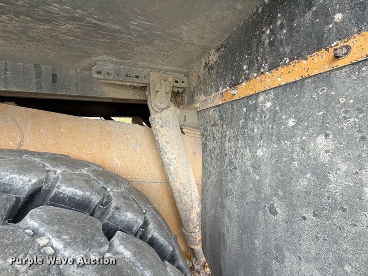 image for item YA5373 2004 Komatsu HD325-6 water truck