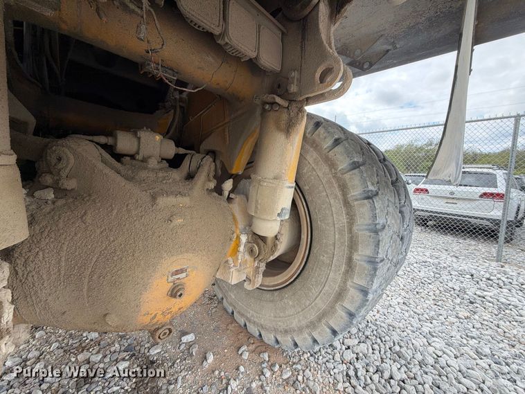 image for item YA5373 2004 Komatsu HD325-6 water truck