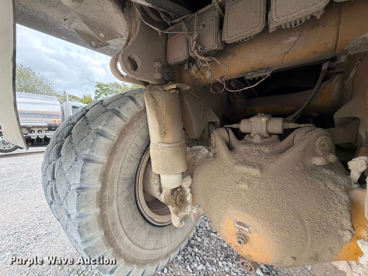 image for item YA5373 2004 Komatsu HD325-6 water truck