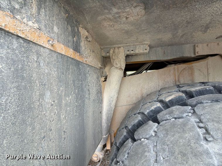image for item YA5373 2004 Komatsu HD325-6 water truck