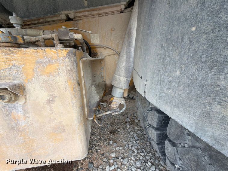 image for item YA5373 2004 Komatsu HD325-6 water truck