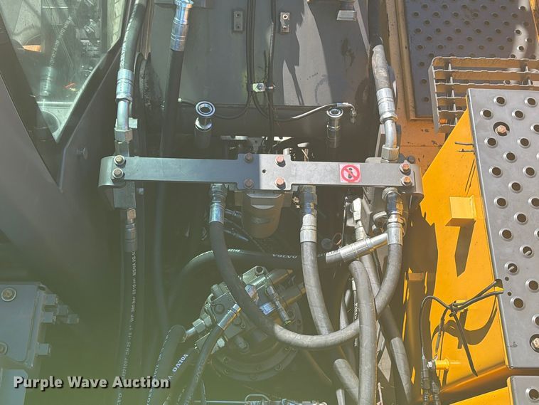 image for item YA5774 2022 Volvo EC220 EL excavator