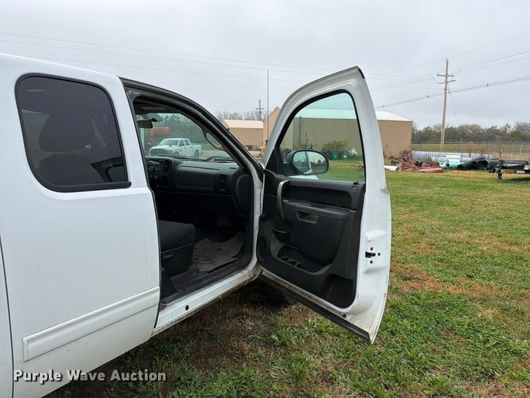 image for item DT3100 2012 Chevrolet Silverado 1500 Ext. Cab pickup truck