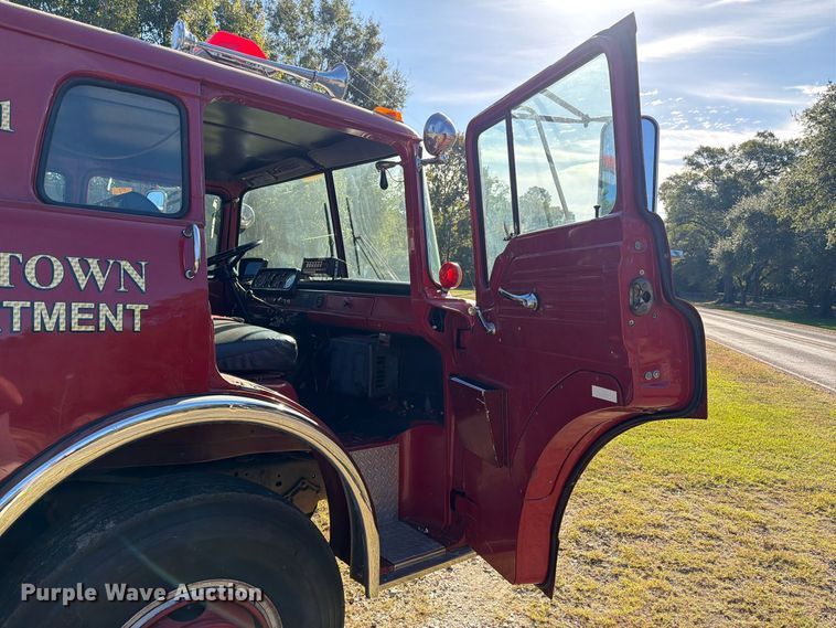 image for item EA7406 1986 Ford C8000 pumper fire truck