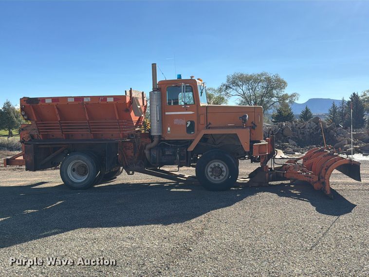 image for item ED0225 1982 International 5070 spreader truck