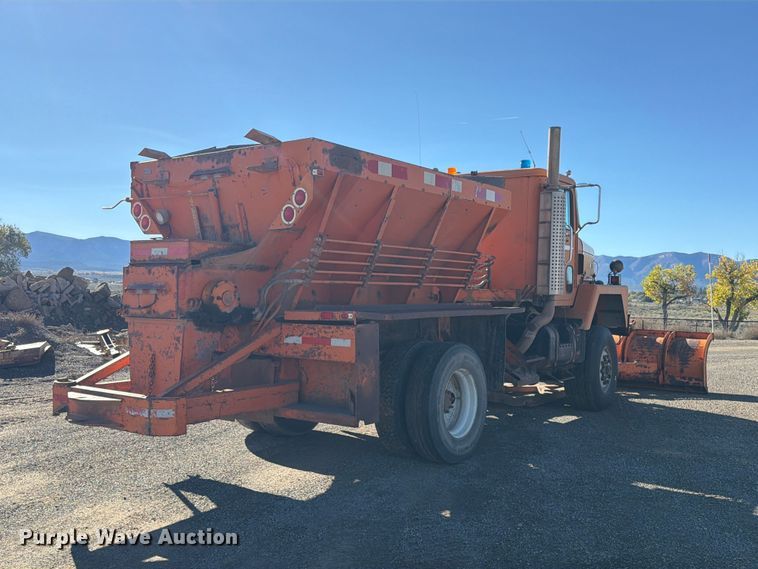 image for item ED0225 1982 International 5070 spreader truck