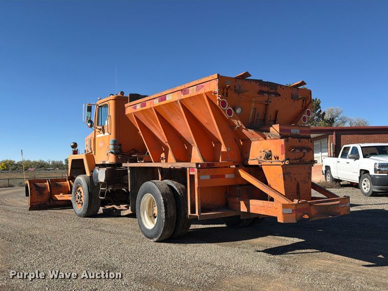 image for item ED0225 1982 International 5070 spreader truck