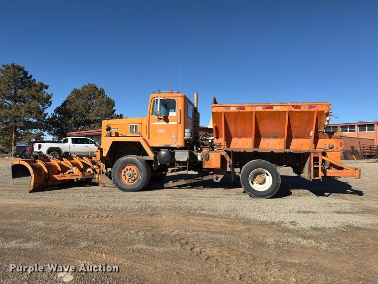 image for item ED0225 1982 International 5070 spreader truck