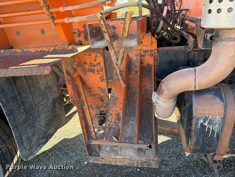 image for item ED0225 1982 International 5070 spreader truck