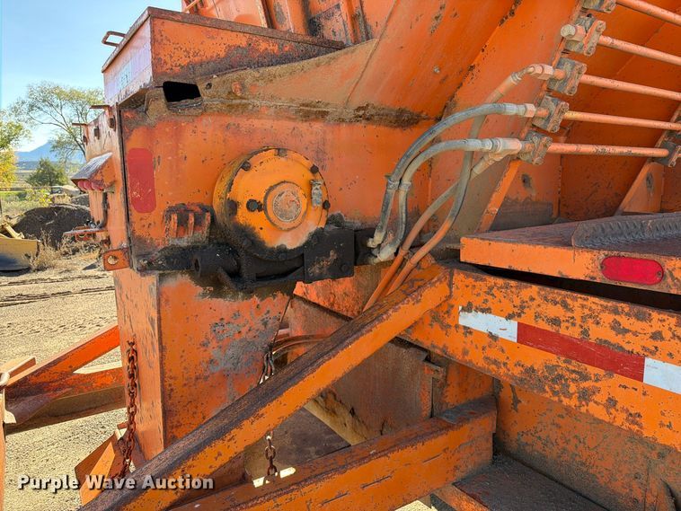 image for item ED0225 1982 International 5070 spreader truck