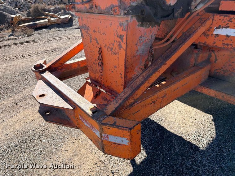 image for item ED0225 1982 International 5070 spreader truck