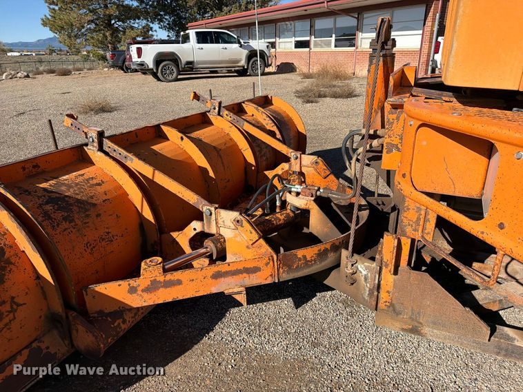 image for item ED0225 1982 International 5070 spreader truck