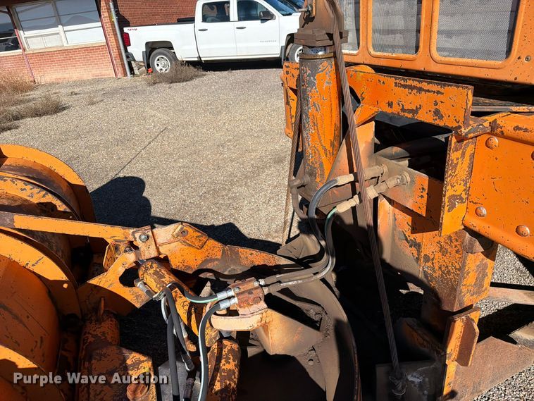image for item ED0225 1982 International 5070 spreader truck